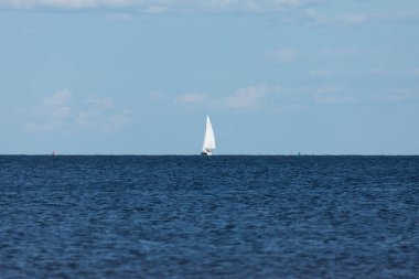 Güney Amboy, New Jersey - 21 Ağustos 2024: 2024 yazında Çarşamba Gecesi Yarışları sırasında Raritan Körfezi 'nde yelkenliler geziniyor.