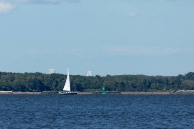 Güney Amboy, New Jersey - 21 Ağustos 2024: 2024 yazında Çarşamba Gecesi Yarışları sırasında Raritan Körfezi 'nde yelkenliler geziniyor.