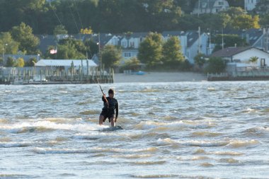 Sandy Hook, New Jersey - 21 Ağustos 2024: Kiteboardcular muhteşem bir yaz gecesinde Sandy Hook 'un üzerinde güneş batarken denize açılıyorlar