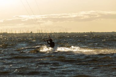 Sandy Hook, New Jersey - 21 Ağustos 2024: Kiteboardcular muhteşem bir yaz gecesinde Sandy Hook 'un üzerinde güneş batarken denize açılıyorlar