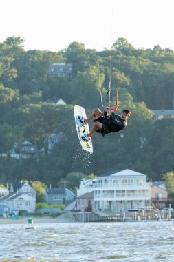 Sandy Hook, New Jersey - 21 Ağustos 2024: Kiteboardcular muhteşem bir yaz gecesinde Sandy Hook 'un üzerinde güneş batarken denize açılıyorlar