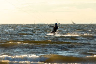 Sandy Hook, New Jersey - 21 Ağustos 2024: Kiteboardcular muhteşem bir yaz gecesinde Sandy Hook 'un üzerinde güneş batarken denize açılıyorlar