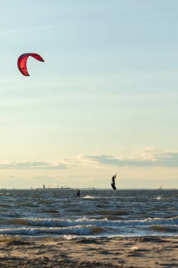 Sandy Hook, New Jersey - 21 Ağustos 2024: Kiteboardcular muhteşem bir yaz gecesinde Sandy Hook 'un üzerinde güneş batarken denize açılıyorlar