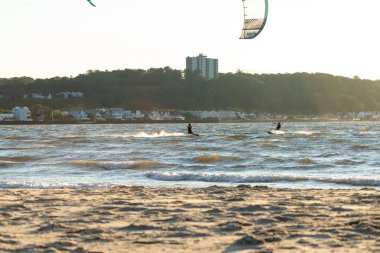 Sandy Hook, New Jersey - 21 Ağustos 2024: Kiteboardcular muhteşem bir yaz gecesinde Sandy Hook 'un üzerinde güneş batarken denize açılıyorlar