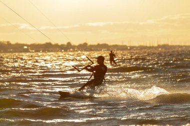 Sandy Hook, New Jersey - 21 Ağustos 2024: Kiteboardcular muhteşem bir yaz gecesinde Sandy Hook 'un üzerinde güneş batarken denize açılıyorlar