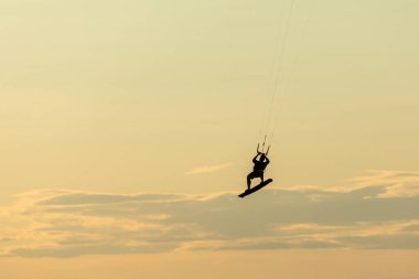 Sandy Hook, New Jersey - 21 Ağustos 2024: Kiteboardcular muhteşem bir yaz gecesinde Sandy Hook 'un üzerinde güneş batarken denize açılıyorlar