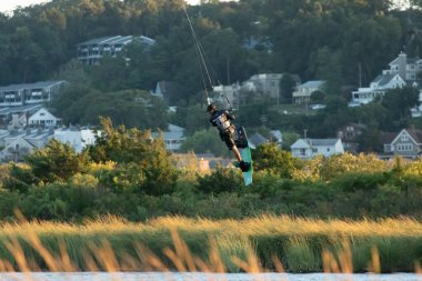 Sandy Hook, New Jersey - 21 Ağustos 2024: Kiteboardcular muhteşem bir yaz gecesinde Sandy Hook 'un üzerinde güneş batarken denize açılıyorlar