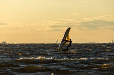 Sandy Hook, New Jersey - 21 Ağustos 2024: Kiteboardcular muhteşem bir yaz gecesinde Sandy Hook 'un üzerinde güneş batarken denize açılıyorlar