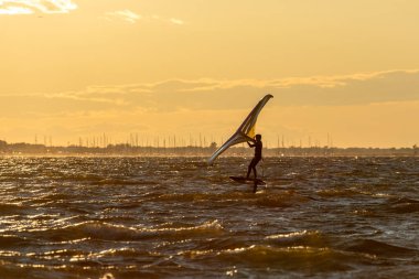 Sandy Hook, New Jersey - 21 Ağustos 2024: Kiteboardcular muhteşem bir yaz gecesinde Sandy Hook 'un üzerinde güneş batarken denize açılıyorlar