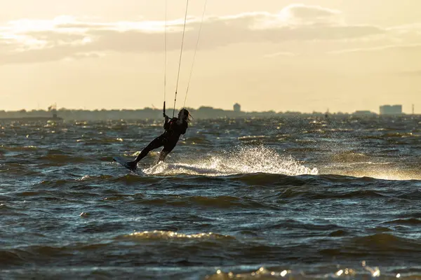 Sandy Hook, New Jersey - 21 Ağustos 2024: Kiteboardcular muhteşem bir yaz gecesinde Sandy Hook 'un üzerinde güneş batarken denize açılıyorlar