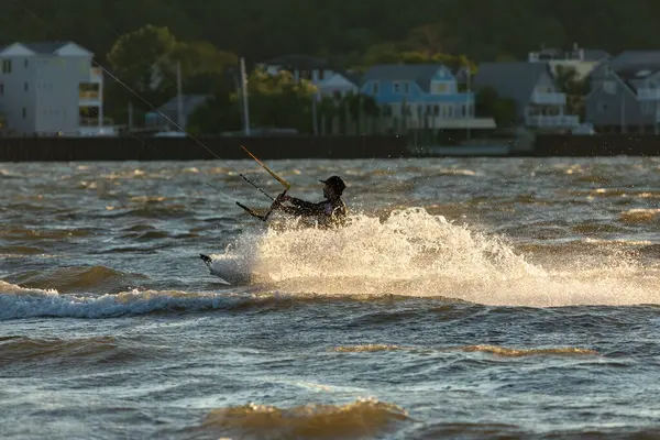 Sandy Hook, New Jersey - 21 Ağustos 2024: Kiteboardcular muhteşem bir yaz gecesinde Sandy Hook 'un üzerinde güneş batarken denize açılıyorlar