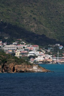 St. Thomas, ABD Virgin Adaları - 26 Şubat 2006: Charlotte Amalie 'deki St. Thomas Limanı' na gelen bir yolcu gemisinin manzarası. Cowell 'in bataryası ön planda görülebilir..