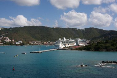 St. Thomas, ABD Virgin Adaları - 26 Şubat 2006: Charlotte Amalie 'deki Havensight İskelesi' ne yolcu gemileri yanaştı