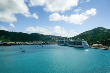 St. Thomas, ABD Virgin Adaları - 26 Şubat 2006: Charlotte Amalie 'deki Havensight İskelesi' ne yolcu gemileri yanaştı