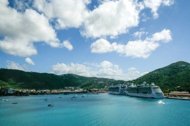 St. Thomas, ABD Virgin Adaları - 26 Şubat 2006: Charlotte Amalie 'deki Havensight İskelesi' ne yolcu gemileri yanaştı