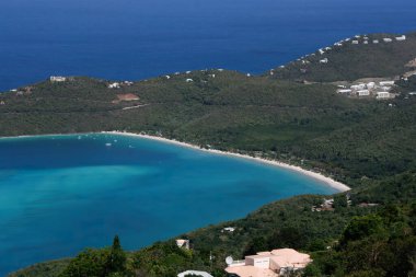 Şubat 2006 'da ABD' nin Virgin Adaları 'ndaki St. Thomas kentinden Magen Körfezi ve çevresinin güzel bir manzarası.