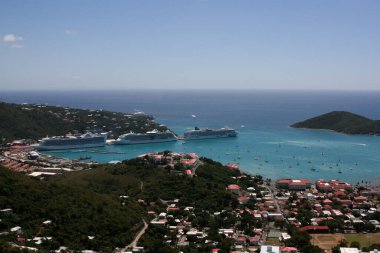 St. Thomas, ABD Virgin Adaları - 26 Şubat 2006: Charlotte Amalie ve St. Thomas 'taki Havensight Cruise Limanı' na bakan muhteşem bir manzara