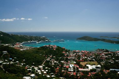 St. Thomas, ABD Virgin Adaları - 26 Şubat 2006: Charlotte Amalie ve St. Thomas 'taki Havensight Cruise Limanı' na bakan muhteşem bir manzara