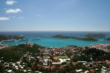 St. Thomas, ABD Virgin Adaları - 26 Şubat 2006: Charlotte Amalie ve St. Thomas 'taki Havensight Cruise Limanı' na bakan muhteşem bir manzara