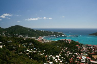 St. Thomas, ABD Virgin Adaları - 26 Şubat 2006: Charlotte Amalie ve St. Thomas 'taki Havensight Cruise Limanı' na bakan muhteşem bir manzara