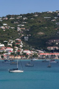 St. Thomas, ABD Virgin Adaları - 26 Şubat 2006: Charlotte Amalie açıklarındaki körfeze demir atmış yelkenliler