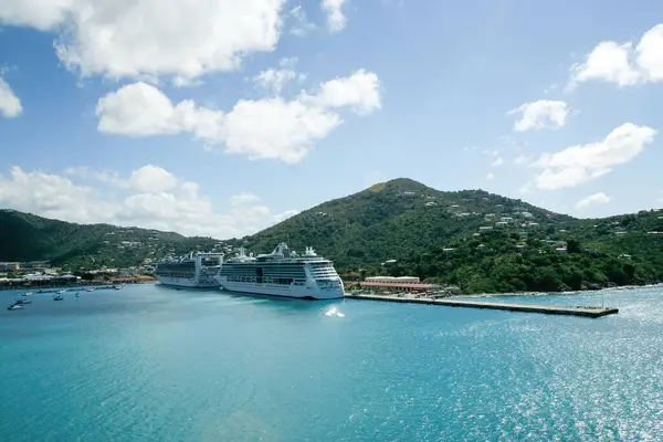St. Thomas, ABD Virgin Adaları - 26 Şubat 2006: Charlotte Amalie 'deki Havensight İskelesi' ne yolcu gemileri yanaştı