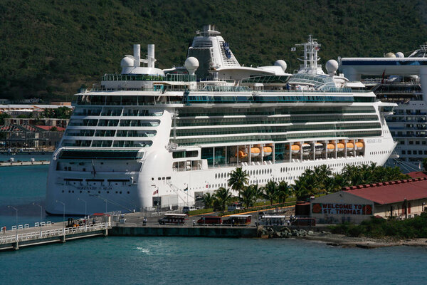 Сент-Томас, Виргинские острова США - 26 февраля 2006 года: круизный лайнер Royal Caribbean "Serenade of the Seas" дошел до порта Хэвенсит-Пье в Шарлотт-Амалии
