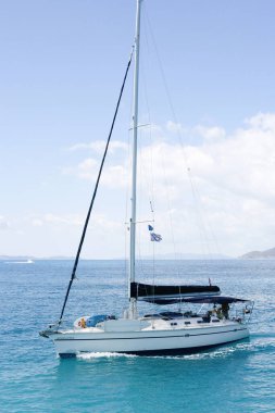 Virgin Gorda, Britanya Virgin Adaları - 27 Şubat 2006: Virgin Gorda yakınlarındaki sularda yüzen bir yelkenli.