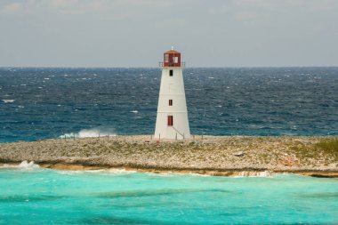 Nassau Bahamalar 'daki Domuz Adası Deniz Feneri manzarası. Etrafı fırtınalı denizlerle çevrili.