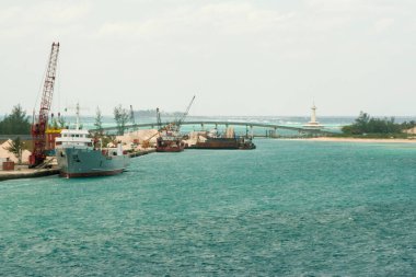 Nassau, Bahamalar - 15 Nisan 2008: Arkaplanda terk edilmiş Mercan Dünyası gözlemevi ve Kristal Cay Köprüsü manzarası