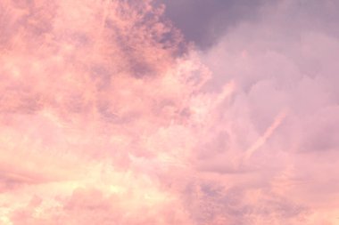 Gökyüzünde güzel bulutlar süzülür ve projeleriniz için mükemmel bir zemin oluşturur.