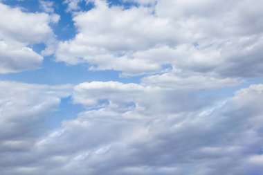 Gökyüzünde güzel bulutlar süzülür ve projeleriniz için mükemmel bir zemin oluşturur.