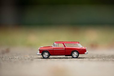 Woodbridge, New Jersey - 27 Eylül 2024: 1955 model Chevy Nomad oyuncak arabasının sanatsal görüntüsü