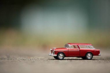 Woodbridge, New Jersey - 27 Eylül 2024: 1955 model Chevy Nomad oyuncak arabasının sanatsal görüntüsü