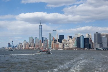 New York, New York - 5 Nisan 2018: A daire Cruise Line gemi seyahatleri Hudson Nehri boyunca