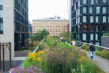 New York, New York, 19 Ağustos 2018: İnsanlar kasvetli ve yağmurlu bir yaz gününde Chelsea 'de High Line boyunca yürürler.