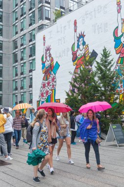 New York, New York, 19 Ağustos 2018: İnsanlar kasvetli ve yağmurlu bir yaz gününde Chelsea 'de High Line boyunca yürürler.