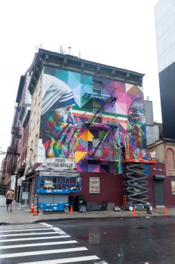 New York, New York, 19 Ağustos 2018: Eduardo Kobra, 10. Cadde 'deki Chelsea Square Market' in yanında Rahibe Teresa ve Mahatma Ghandi ile bir duvar resmi çiziyor..