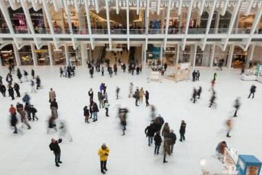 New York, New York - 5 Nisan 2018: insanlar zevk almak aşağı Manhattan'ın yuvarlak pencere içine