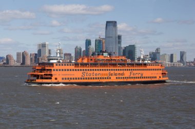 New York, New York - 5 Nisan 2018: belgili tanımlık Staten Adası feribot seyahat etmek üstünde o son Jersey City dönerken Staten Adası'na Manhattan'dan olduğunu.