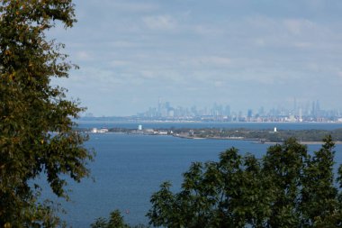 Koyun karşısındaki Sandy Hook ve New York City silueti manzarası. Fotoğraflar Mt. Mitchell Olay Yeri İnceleme.