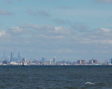 New York şehri, New Jersey Sandy Hook 'un karşı kıyısında görülüyor. Brooklyn, ünlü Coney Adası da dahil olmak üzere, önünde Manhattan Adası ile birlikte görülebilir..