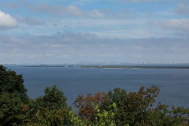 Koyun karşısındaki Sandy Hook ve New York City silueti manzarası. Fotoğraflar Mt. Mitchell Olay Yeri İnceleme.