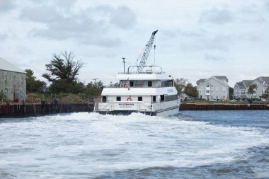 Belford, New Jersey - 30 Eylül 2024: Millennium Seastreak Feribotu bir sonbahar günü Belford Creek 'ten denize açılır. Körfezi geçip Manhattan 'a giden yolcuları alacak..
