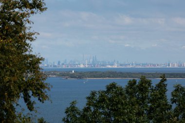 Koyun karşısındaki Sandy Hook ve New York City silueti manzarası. Fotoğraflar Mt. Mitchell Olay Yeri İnceleme.