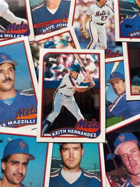 Woodbridge, New Jersey - 15 Ekim 2024: 1980 'lerden kalma bir Mets beyzbol kartı koleksiyonu
