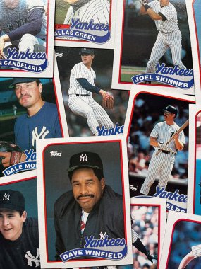 Woodbridge, New Jersey - 15 Ekim 2024: 1980 'lerden kalma Yankees beyzbol kartları koleksiyonu