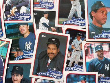 Woodbridge, New Jersey - 15 Ekim 2024: 1980 'lerden kalma Yankees beyzbol kartları koleksiyonu