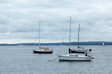 Perth Amboy, New Jersey - 1 Ekim 2024 Raritan Yat Kulübü 'nde Perth Amboy' da demirlemiş yelkenlilerin görüntüsü