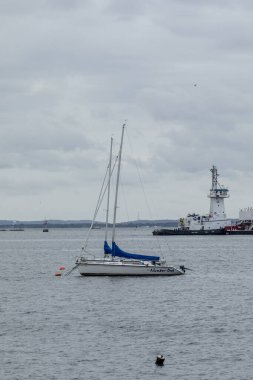 Perth Amboy, New Jersey - 1 Ekim 2024 Raritan Yat Kulübü 'nde Perth Amboy' da demirlemiş yelkenlilerin görüntüsü